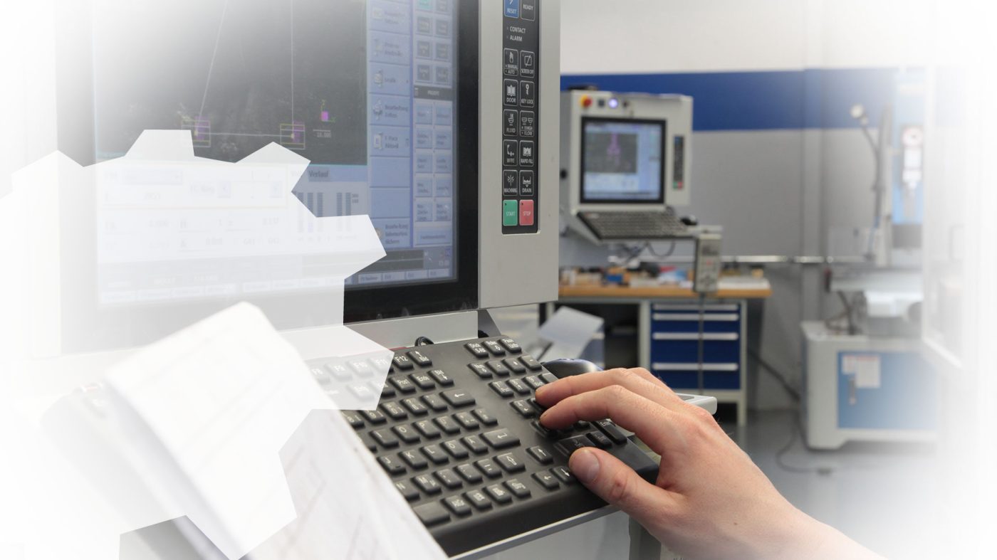 Arbeiten an modernen Maschinen bei Jäger Erodiertechnik