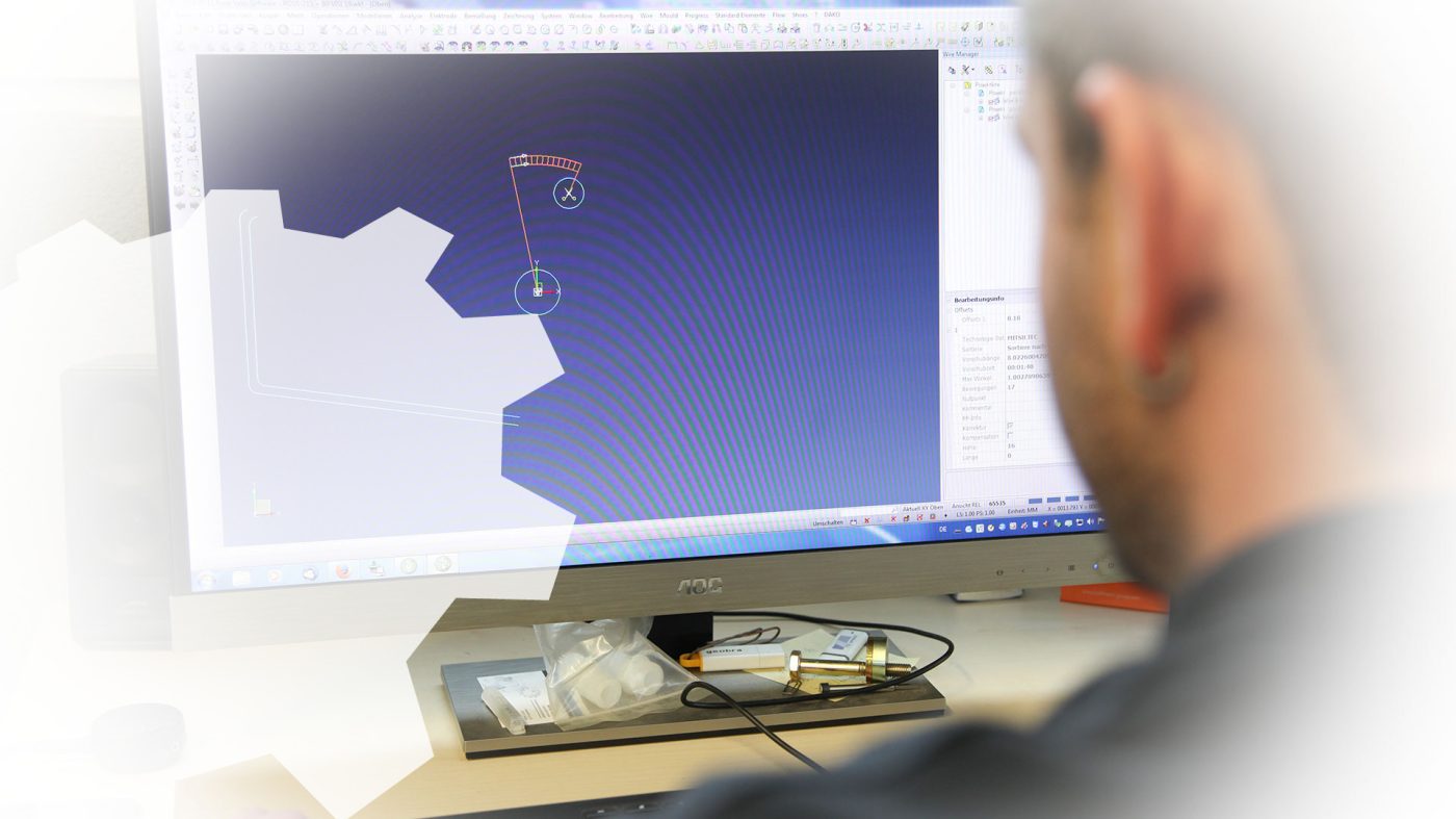 Programmieren einer CNC-Maschine in der Ausbildung